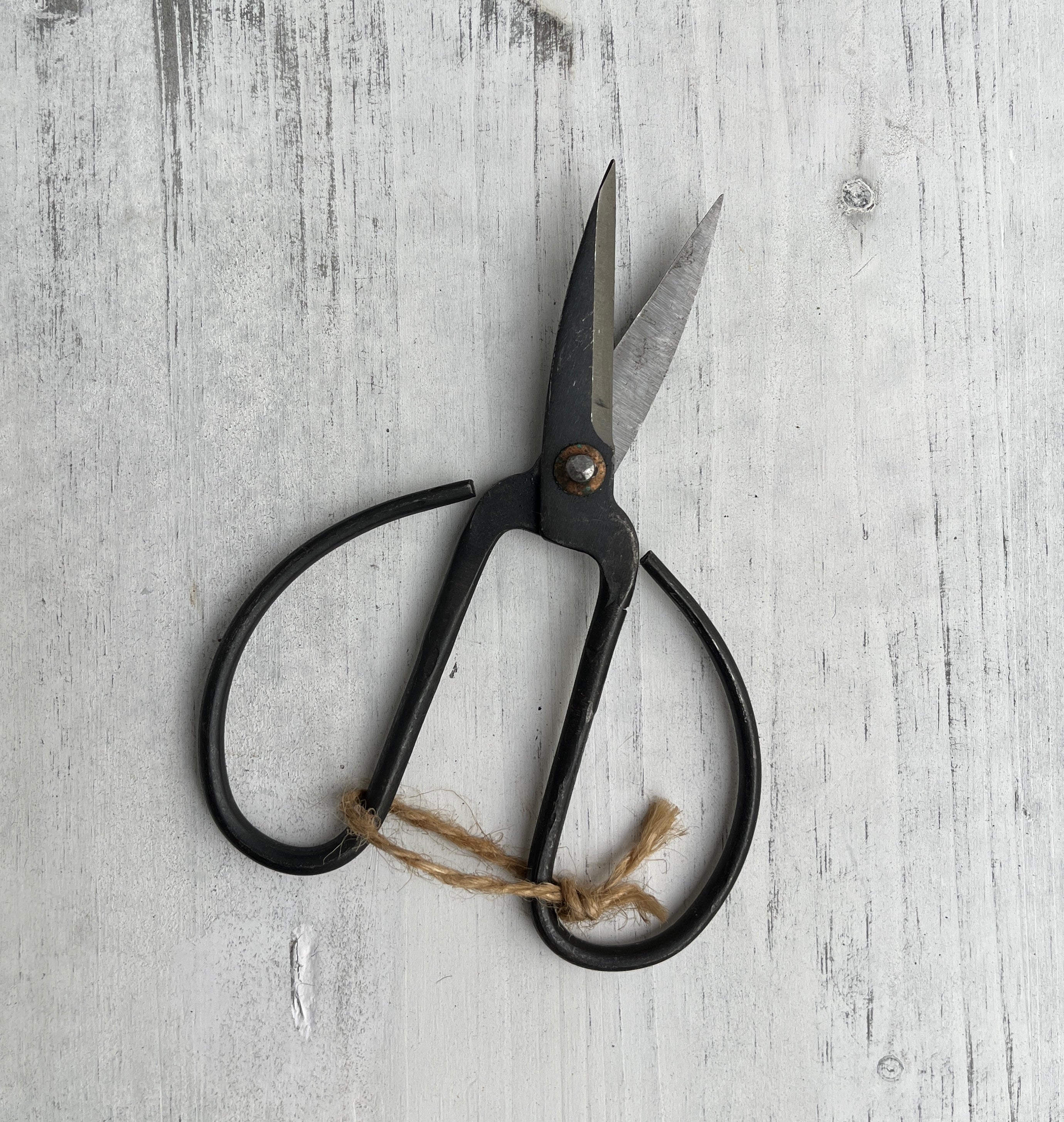 Hand Forged Antique Iron Yarn Snip Scissors - Functional Accessory -  MedieWorld